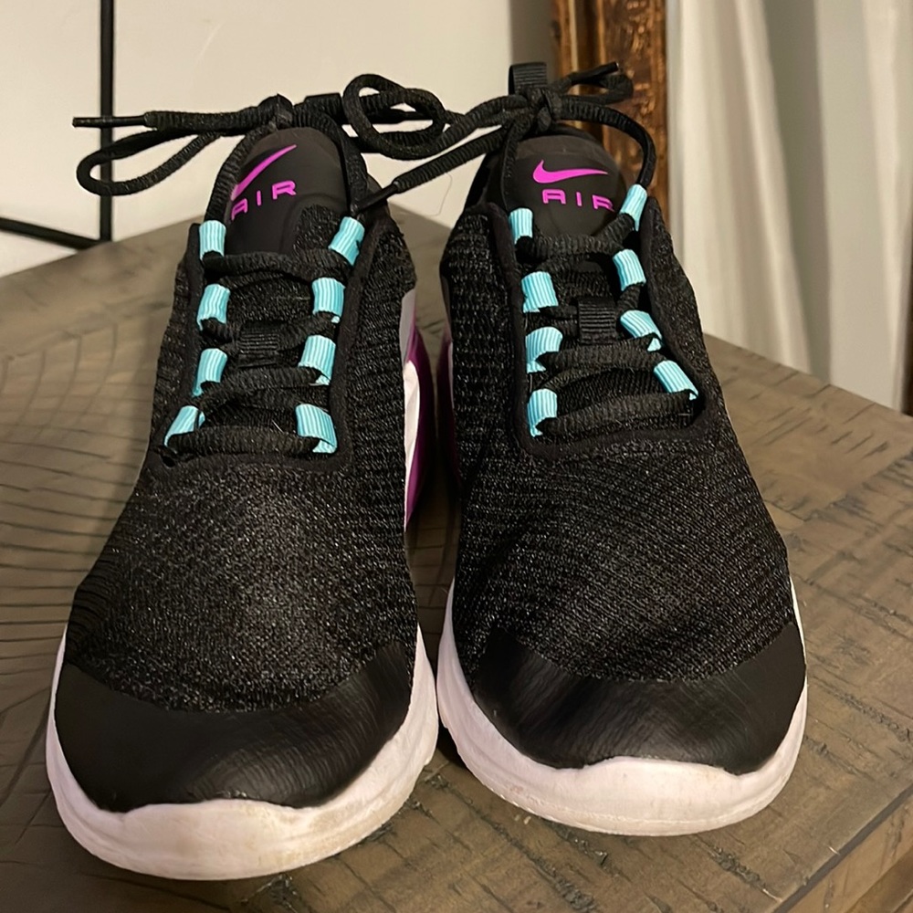 Nike Air Sneakers size 6 youth gently worn